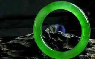 翡翠挂件、手镯、戒指、珠链这些翡翠饰品具体要怎么挑选？