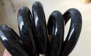 黑色翡翠手镯叫什么,黑绿色玉手镯是什么玉