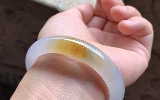 翡翠冰种手镯戴在哪个手上好,翡翠冰种手镯戴在哪个手上