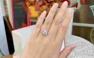 女生结婚戒指戴哪只手,女的订婚戒指戴在哪个手上