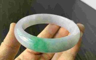 翡翠手镯变绿了说明什么,翡翠手镯越来越绿