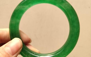 我买的翡翠手镯刚买的翡翠手镯不亮