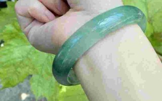 独龙玉手镯一般多少钱独龙玉好还是翡翠好