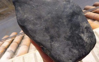 海南翡翠山料原石的简单介绍