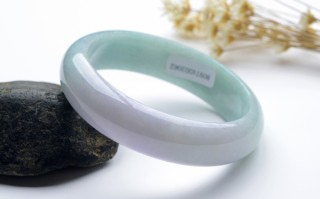 翡翠手镯的美,2万的翡翠手镯