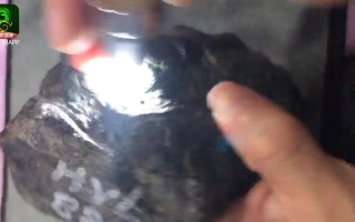关于黑皮翡翠原石切割视频的信息