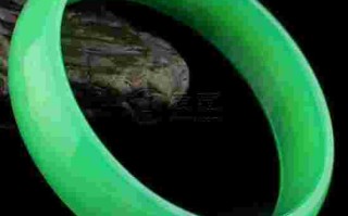 墨绿色的翡翠玉手镯辨真假的简单介绍