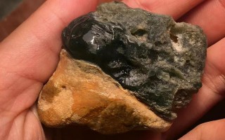 河边捡到翡翠原石切开河边能捡到玉石吗