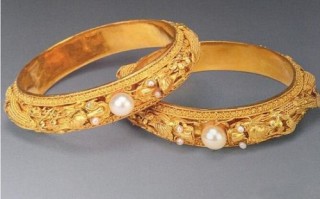 翡翠点翠与片翠哪个好翡翠手镯带点翠