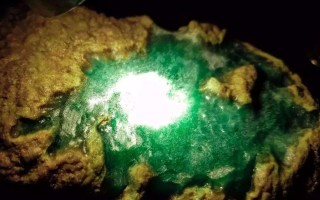 明清翡翠原石顶级帝王绿,什么样的翡翠原石才有帝王绿