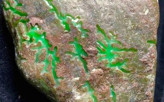 翡翠原石放在鱼缸里的水好不好养鱼,翡翠原石丢鱼缸