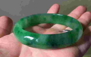 关于c货翡翠手镯戴了的信息