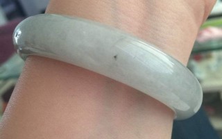 翡翠手镯黑点能养出来吗翡翠手镯有黑点对价值影响多大