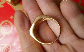 一个黄金戒指几颗钻石一个黄金戒指几颗