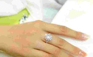 女人为什么喜欢钻石戒指女人为什么喜欢钻戒又不值钱