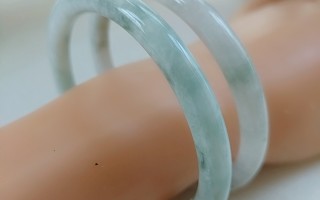 翡翠白底青手镯怎么选好翡翠白底青手镯怎么选