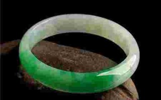 翡翠手镯应该戴哪个手,翡翠手镯的佩戴讲究