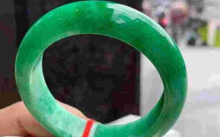 什么是满色翡翠手镯,请问翡翠是满色好还是飘色好