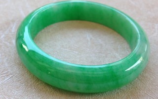 春带彩翡翠手镯,翡翠手镯哪种形状戴起来好看