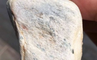 外表全返绿的木那翡翠原石的简单介绍