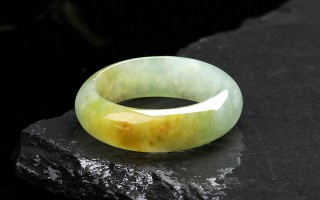 翡翠黄皮手镯黄皮翡翠是什么意思