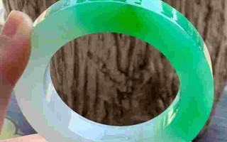 翡翠手镯黑绿颜色叫什么,绿色翡翠手镯上有黑色