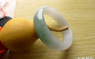 相亲啦 寻找有缘人 翡翠飘绿手镯