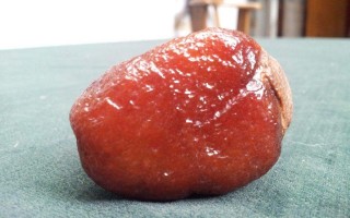 红色玉原石,红色翡翠原石