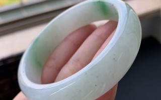 宽版轮胎翡翠手镯应该跟正圈手镯尺寸一样吗,宽版翡翠手镯应该选正圈大还是小