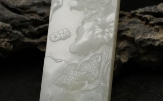 【天一玉器】新疆和田玉白玉洒金皮籽料挂件 平安荷和 66克 鉴赏(转载)