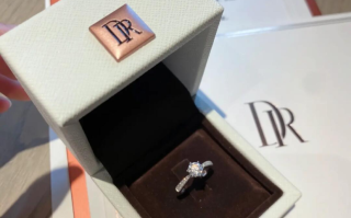 求婚时钻戒要戴那个手指求婚钻戒需要带女方挑选吗