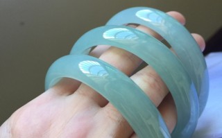 糯种翡翠手镯能养透吗翡翠手镯容易碎吗