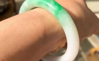 玉镯怎样能轻松戴上去,翡翠手镯配戴