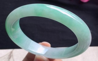 翡翠a货手镯多少钱,浅绿翡翠手镯真品图