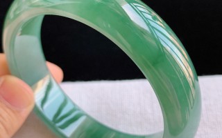 戴翡翠手镯是宽的好还是窄的好,特宽翡翠手镯