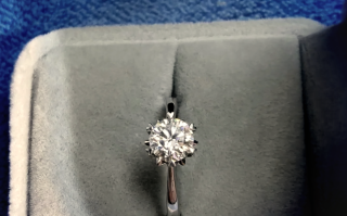 天然锆石是什么材质,天然锆石是钻石吗