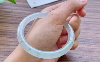 成都哪里有收翡翠手镯的,收翡翠手镯的四川美女