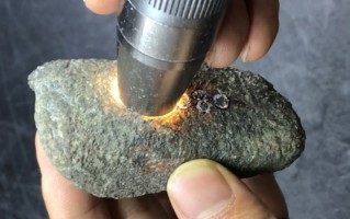 云南陇川翡翠原石市场,四川有翡翠原石吗