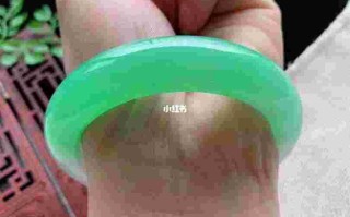 适合女生戴翡翠的手镯女性适合佩戴什么翡翠吊坠