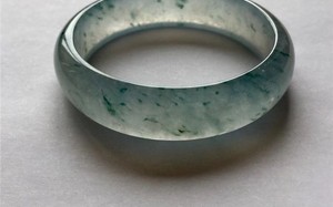 翡翠手镯兰花翠翡翠手镯什么颜色值钱