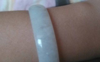 梦见翡翠手镯透亮,翡翠镯子有裂纹好不好