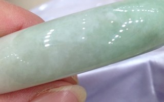 翡翠手镯里有裂痕,带有裂纹的翡翠不吉利