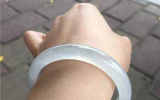 岫玉和田玉哪个养人翡翠玉养