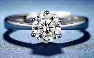 钻戒真假怎么用肉眼分辨真钻石在灯光下是什么颜色