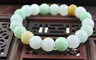 翡翠三彩手串13价格的简单介绍