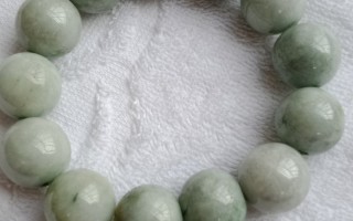 翡翠珠串价格的简单介绍