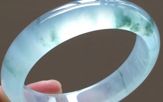 翡翠飘花什么样的最好,翡翠手镯飘花好还是不飘花好