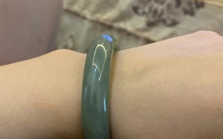 朋友送的翡翠手镯，大家帮忙看看是啥价值？