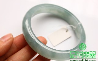油青种翡翠手镯图片及价格清油翡翠手镯