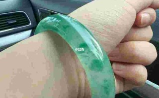 翡翠和独龙玉哪个对身体好,翡翠和独龙玉哪个对身体好点